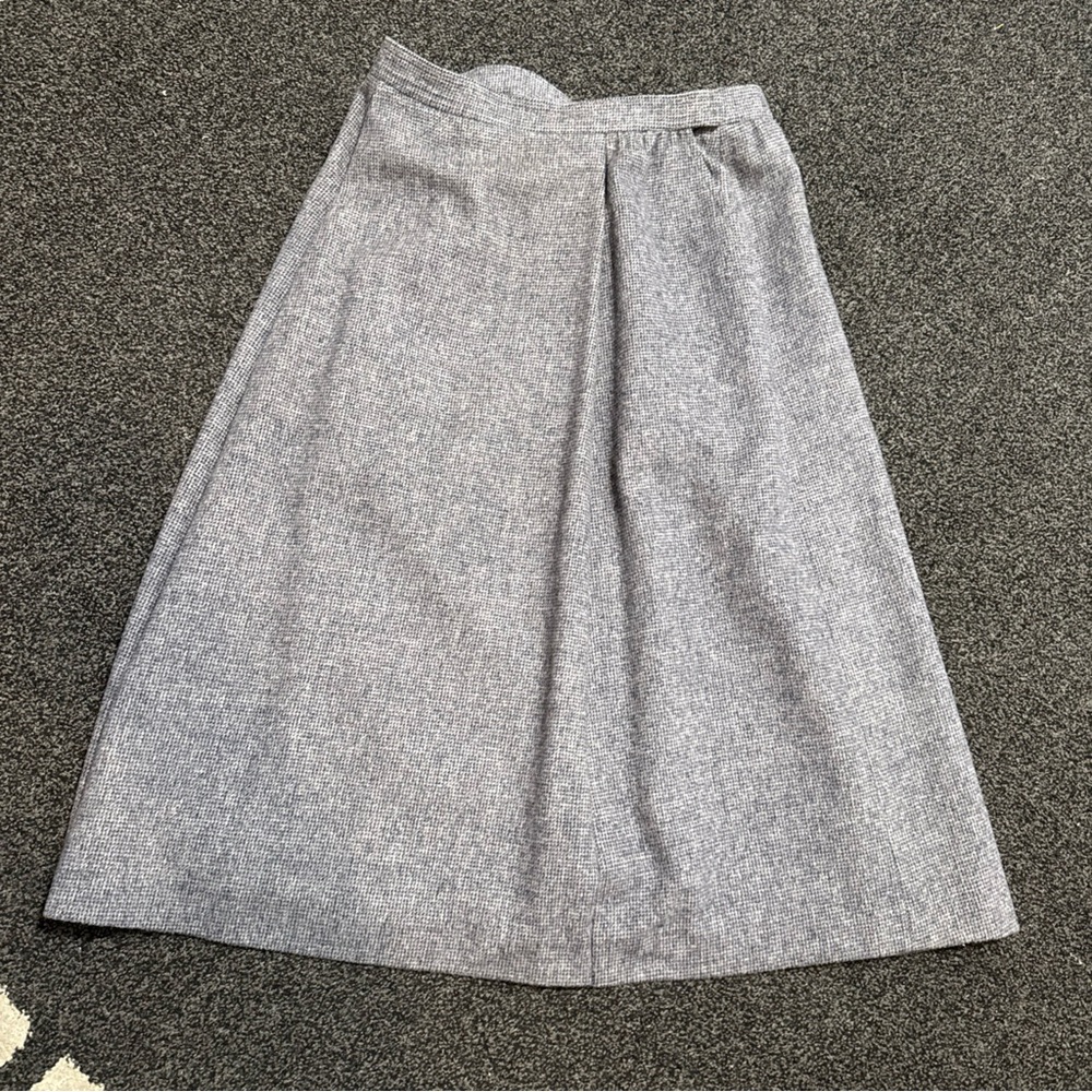 Vintage Macys Clubhouse 100 % pure Wool Women’s Skirt Size 12 with pockets